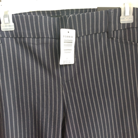 torrid Pants - TORRID MODERN NAVY PIN STRIP STRETCH CAPRI PANTS SZ  2R
